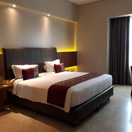 Demelia Hotel Makassar Esterno foto