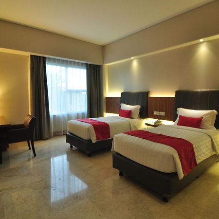 Demelia Hotel Makassar Esterno foto