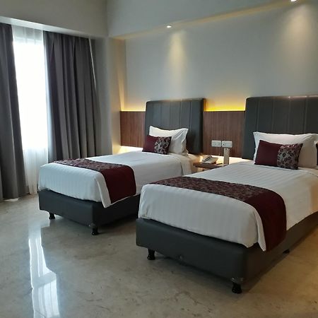 Demelia Hotel Makassar Esterno foto
