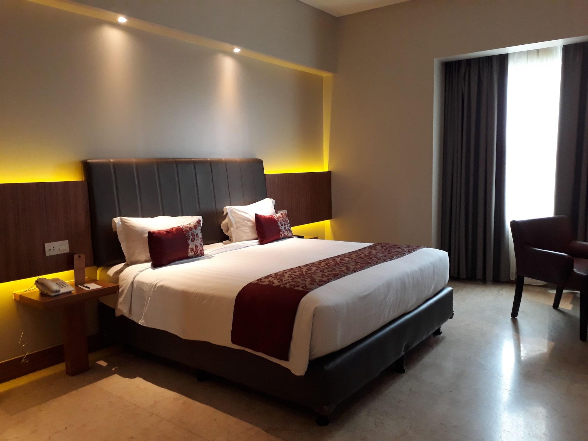 Demelia Hotel Makassar Esterno foto