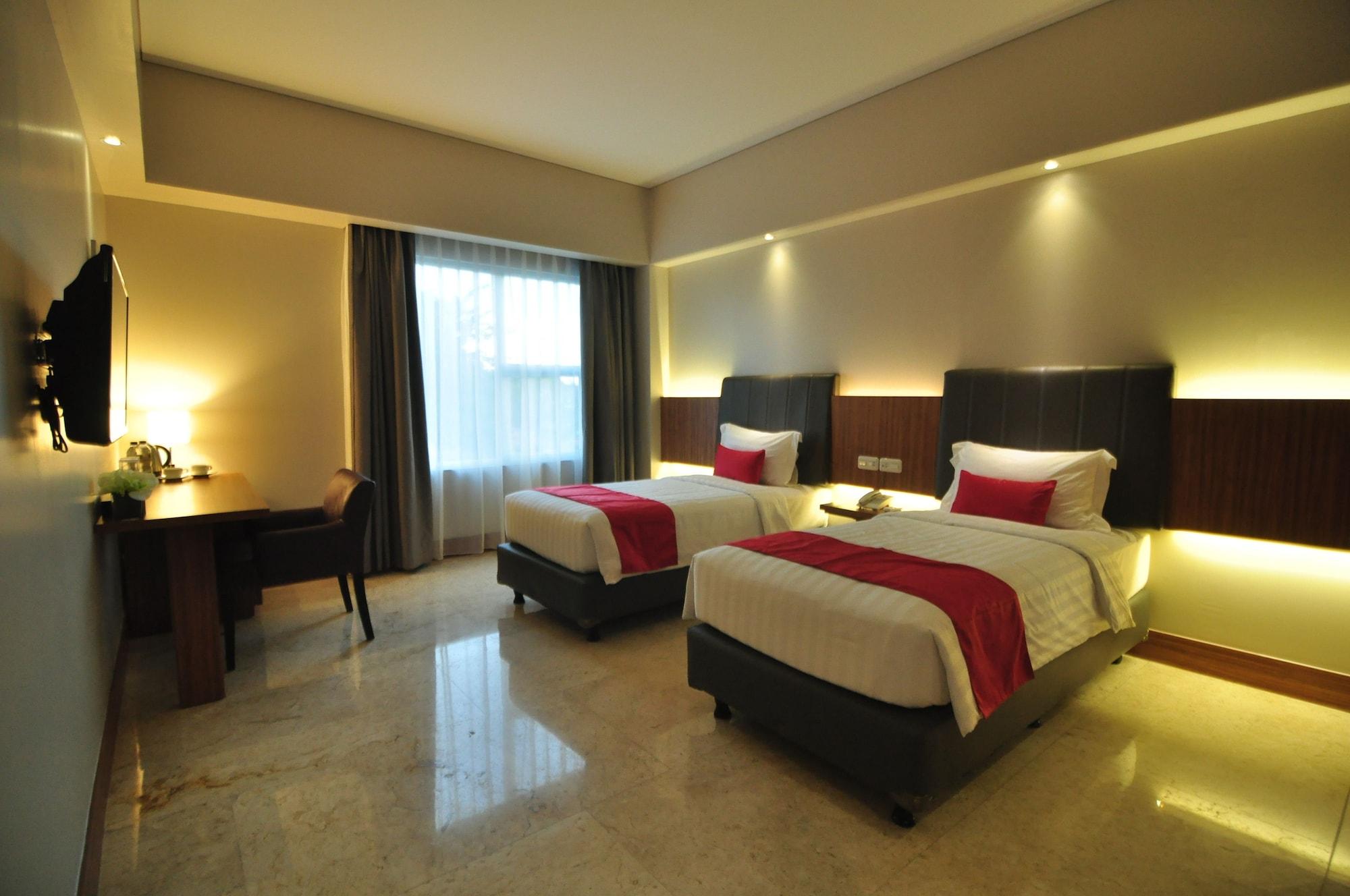 Demelia Hotel Makassar Esterno foto