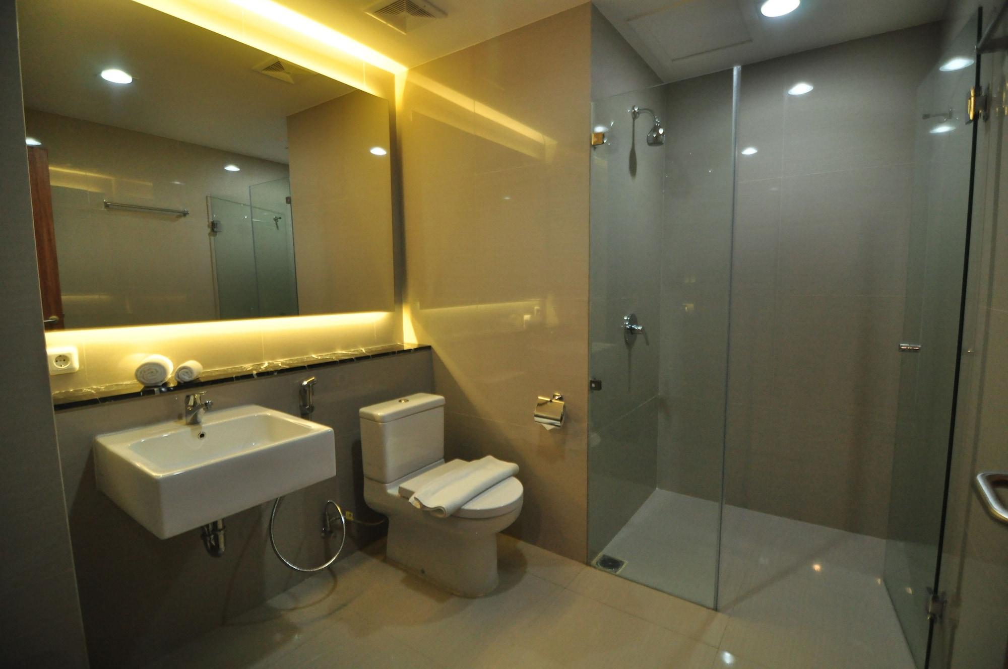 Demelia Hotel Makassar Esterno foto