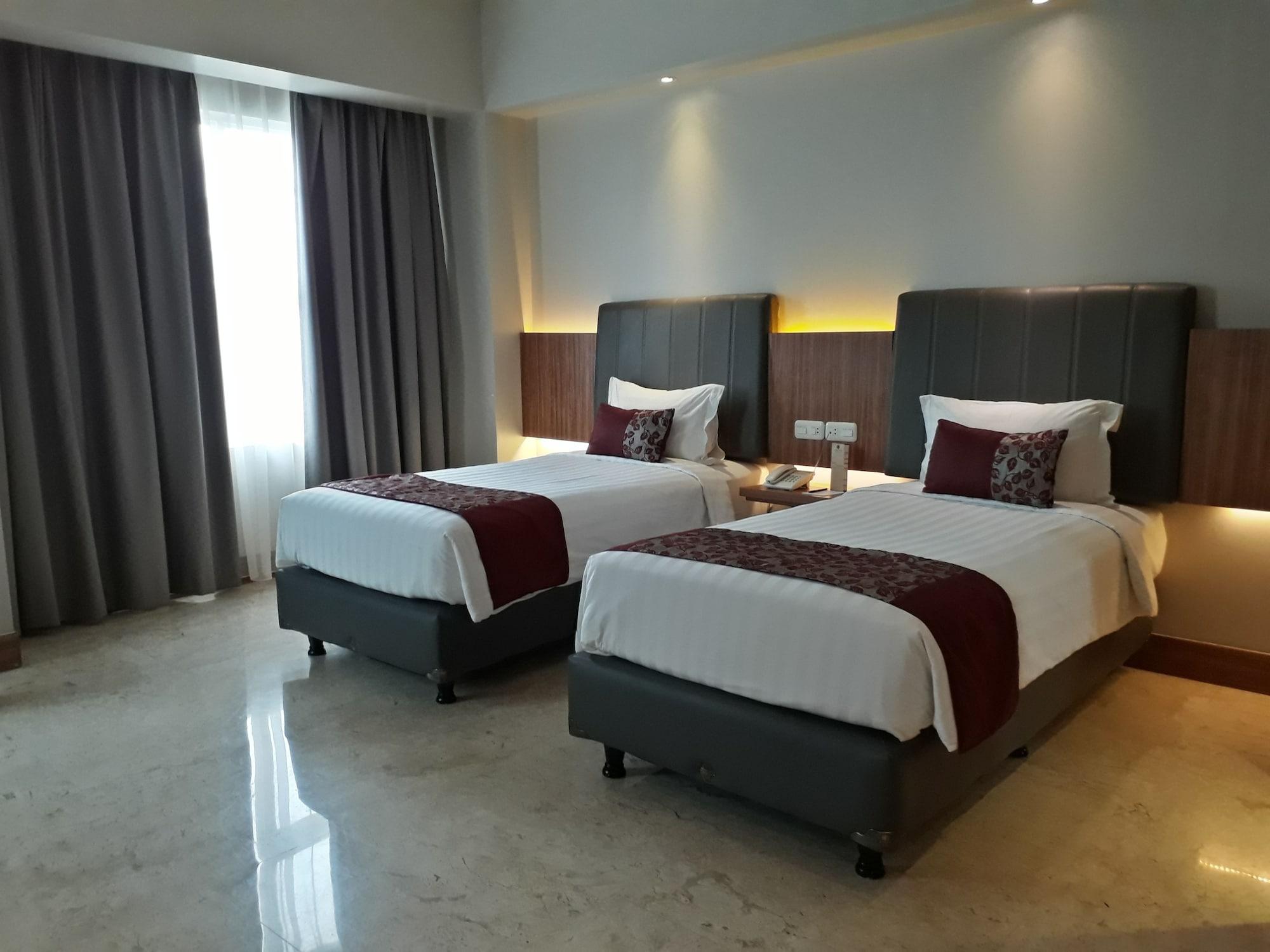 Demelia Hotel Makassar Esterno foto