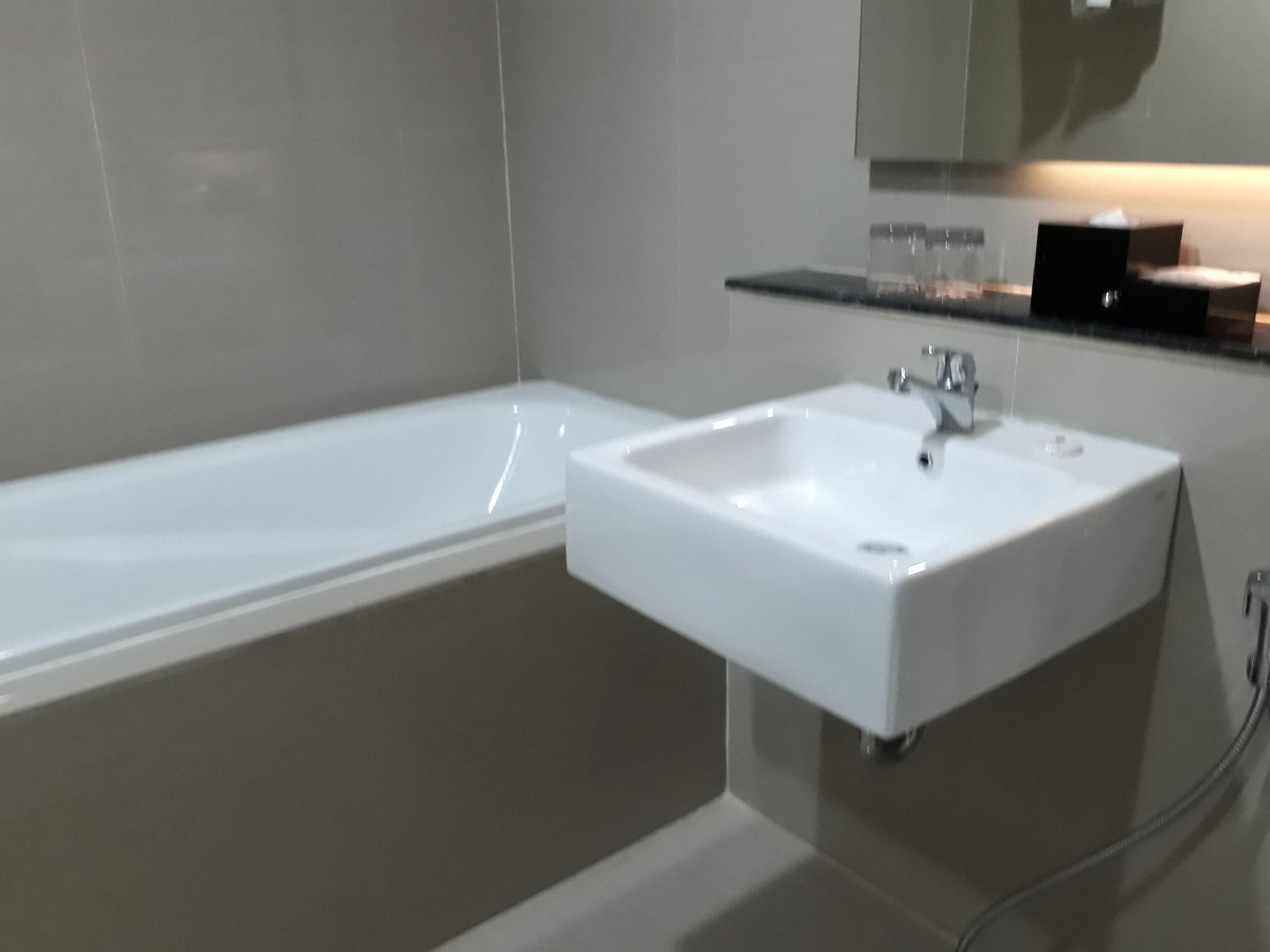 Demelia Hotel Makassar Esterno foto