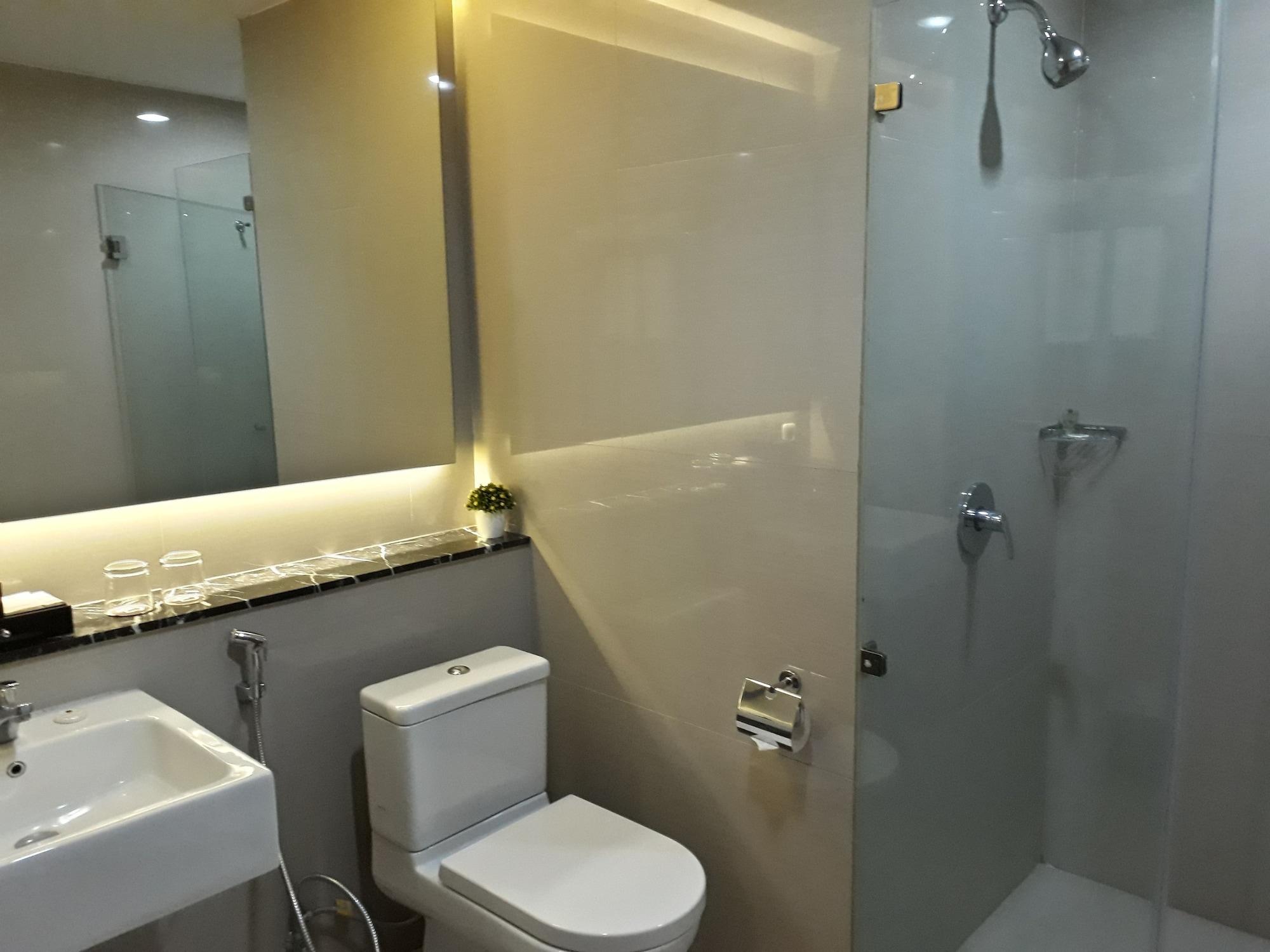 Demelia Hotel Makassar Esterno foto