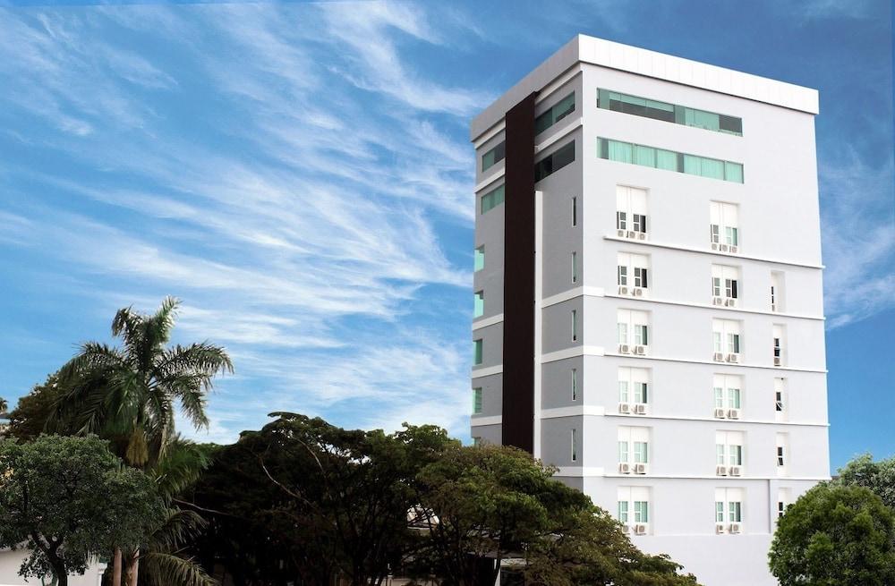 Demelia Hotel Makassar Esterno foto