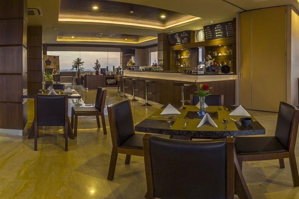 Demelia Hotel Makassar Esterno foto