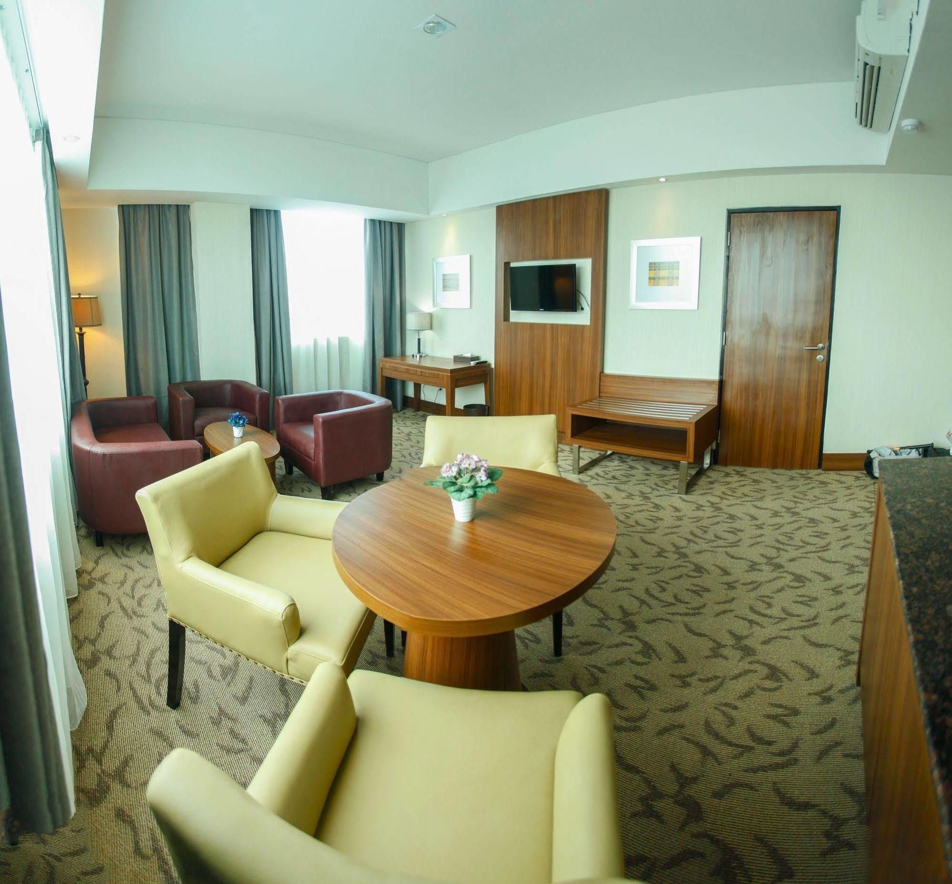 Demelia Hotel Makassar Esterno foto