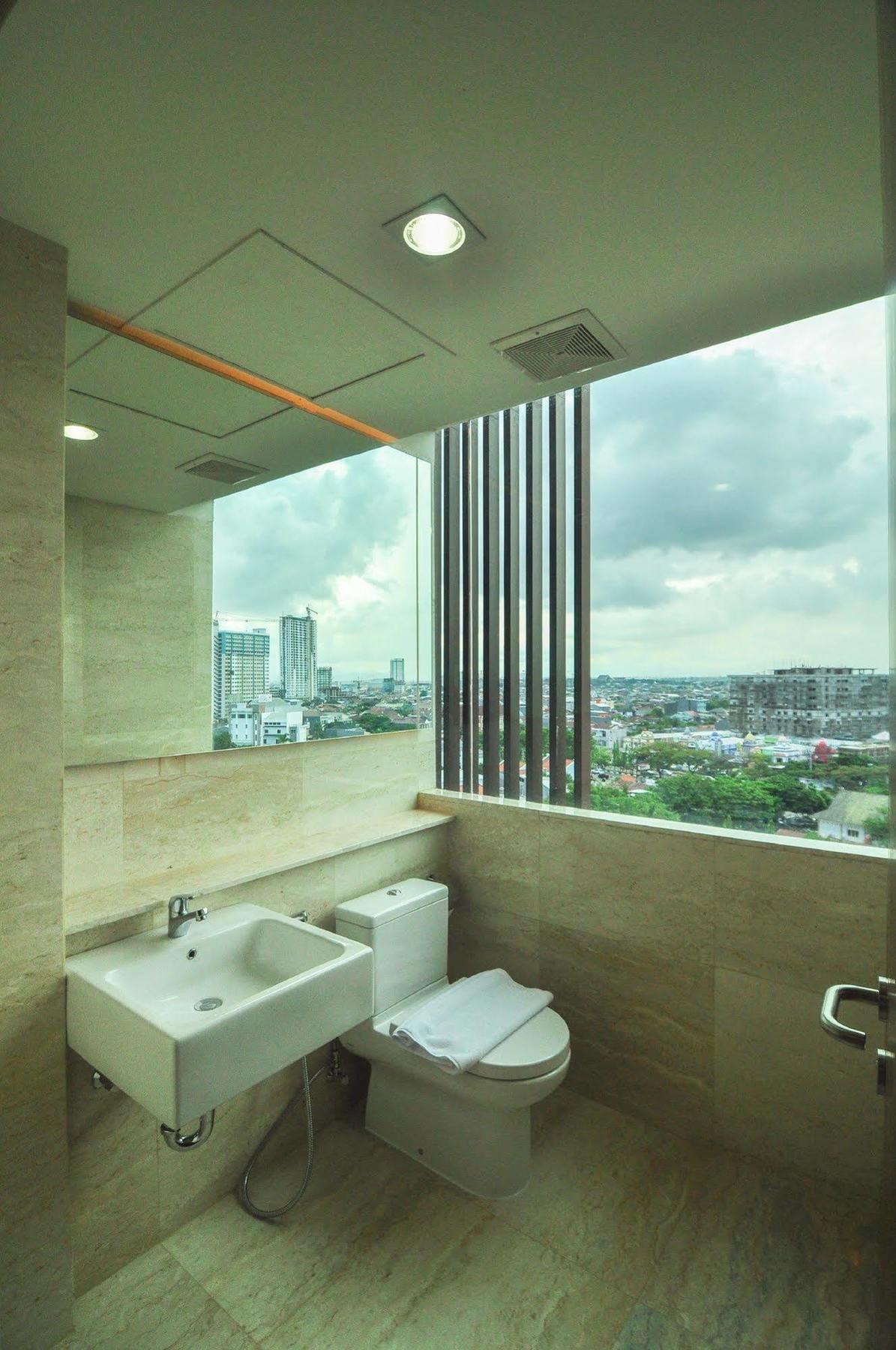 Demelia Hotel Makassar Esterno foto