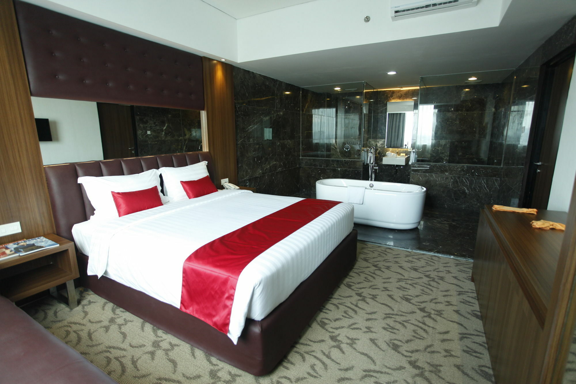 Demelia Hotel Makassar Esterno foto