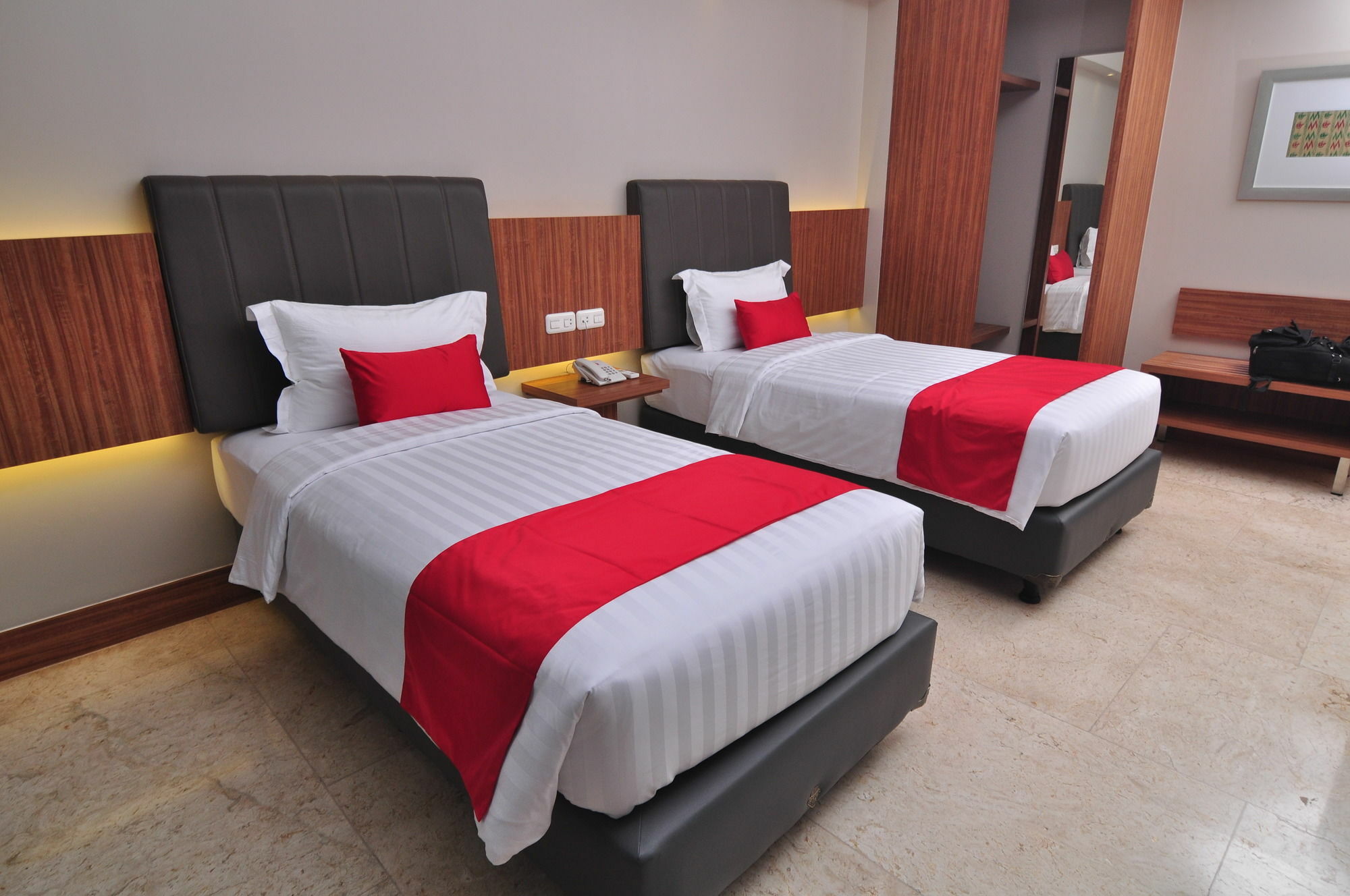 Demelia Hotel Makassar Esterno foto