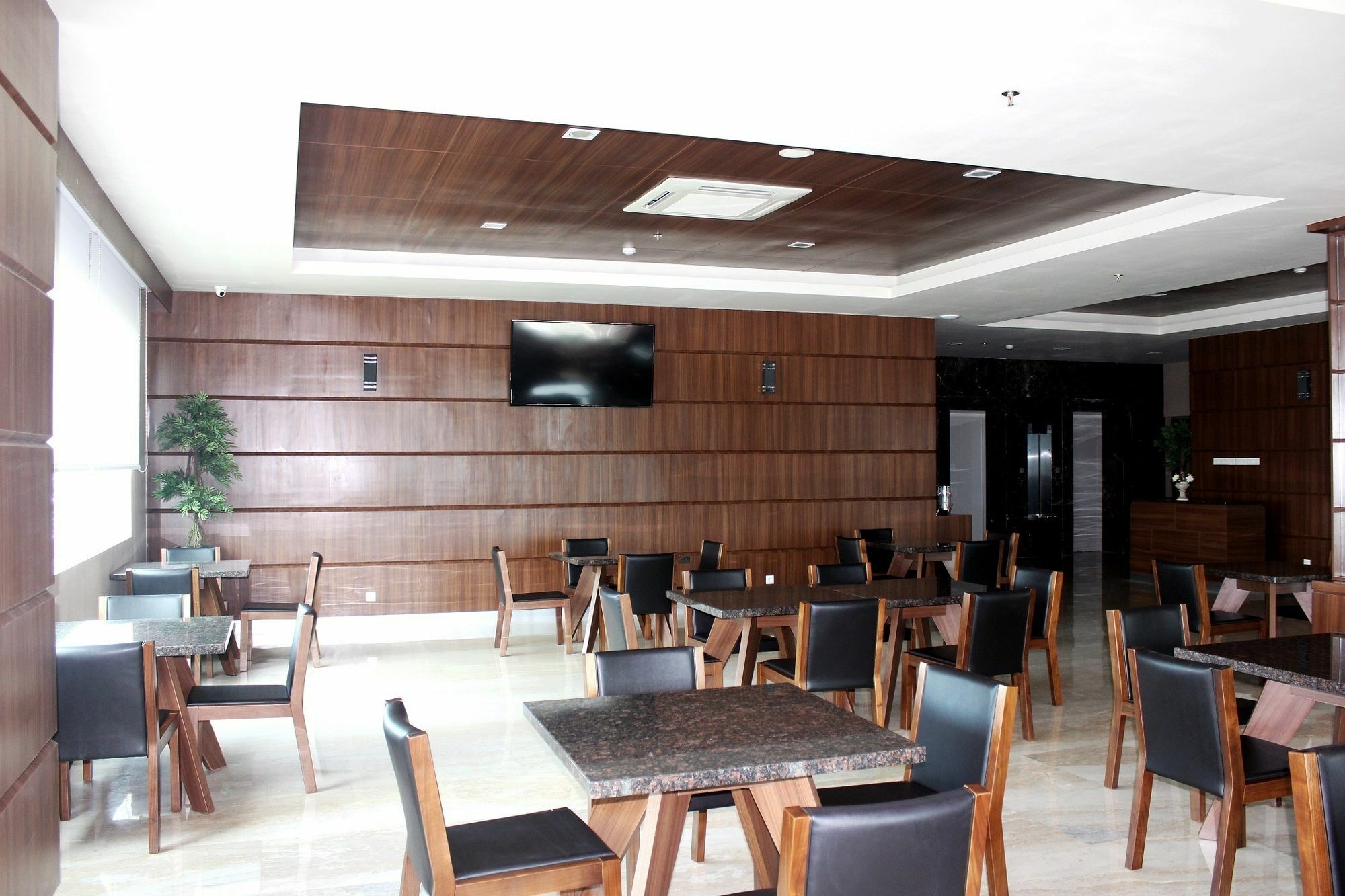 Demelia Hotel Makassar Esterno foto
