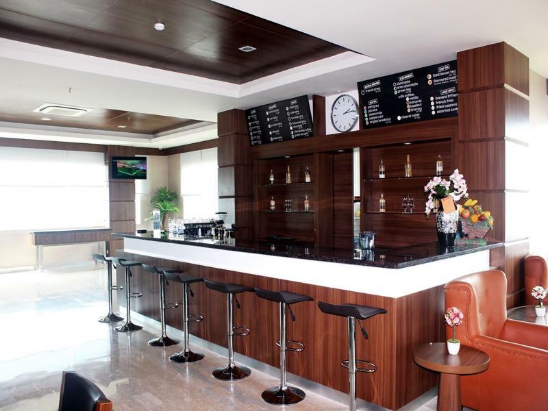 Demelia Hotel Makassar Esterno foto