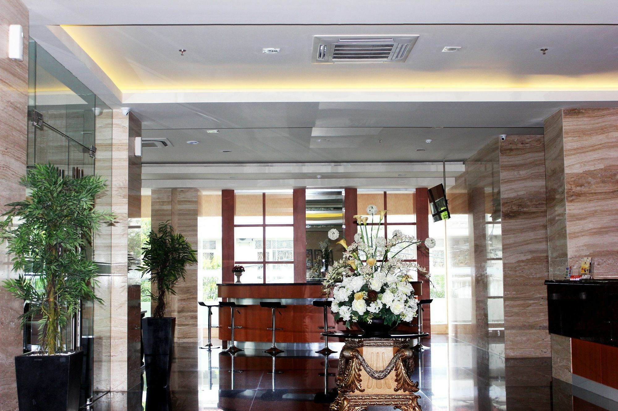 Demelia Hotel Makassar Esterno foto