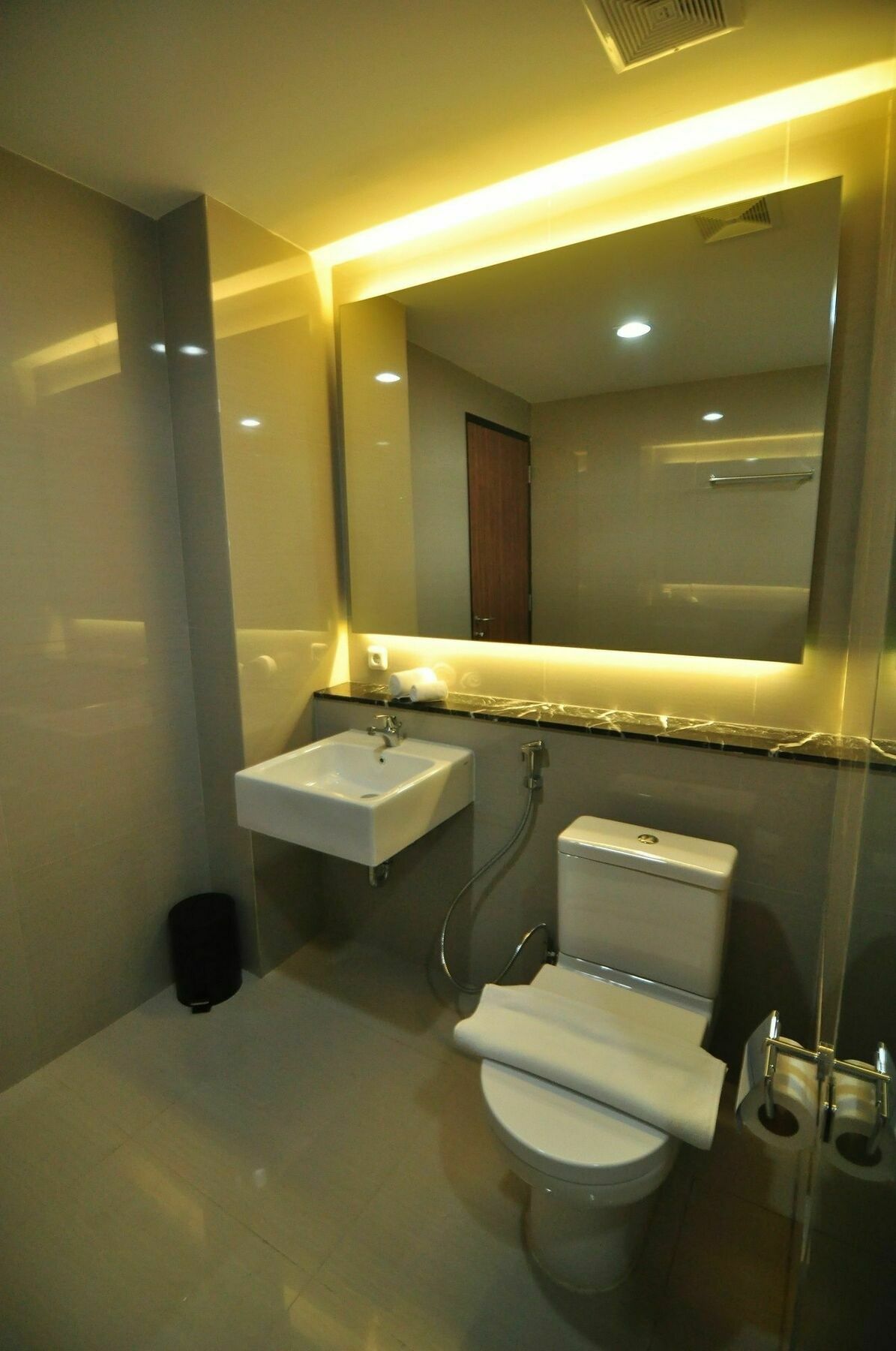 Demelia Hotel Makassar Esterno foto